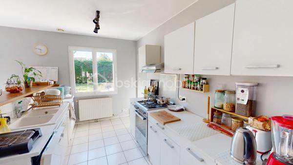 À DÉCOUVRIR – MAISON DE PLAIN-PIED LUMINEUSE DANS UN ENVIRONNEMENT CALME ET PRIVILÉGIÉ

Située sur la commune de TROUY BOURG, à proximité des ÉCOLES et des COMMERCES, cette MAISON DE PLAIN-PIED d’environ 100 m² vous séduira par son ENVIRONNEMENT PAISIBLE.

Implantée au bout d’un chemin, à l’écart de la route, la maison bénéficie d’un emplacement recherché, offrant CALME, INTIMITÉ et absence de nuisances. En saison d’automne et d’hiver, lorsque la végétation se fait plus discrète, vous pourrez profiter d’une VUE DÉGAGÉE SUR UN CHARMANT CHÂTEAU, apportant une véritable touche de caractère au lieu.

Dès l’entrée, vous découvrirez une agréable PIÈCE DE VIE OUVERTE D’ENVIRON 46 m², comprenant l’entrée, la cuisine, le salon et la salle à manger. Cet espace, baigné de lumière, offre un cadre CONVIVIAL et LUMINEUX, idéal pour les moments de partage.

La cuisine est actuellement équipée d’un simple MEUBLE ÉVIER AVEC ÉVIER, laissant toute liberté aux futurs acquéreurs de l’aménager selon leurs envies. Dans la continuité de la CUISINE, vous découvrirez un CELLIER D’ENVIRON 8 m², prolongé par un GARAGE D’ENVIRON 25 m², offrant un espace fonctionnel et pratique au quotidien.

La partie nuit se compose de 3 CHAMBRES D’ENVIRON 12 m², une SALLE DE BAIN ainsi que d'un WC SÉPARÉ. 

La maison est chauffée au GAZ DE VILLE et bénéficie de MENUISERIES EN PVC DOUBLE VITRAGE. Un CONDUIT DE CHEMINÉE est également présent, prêt à être exploité. L’assainissement est assuré par une FOSSE SEPTIQUE.

À l’extérieur, la parcelle d’environ 1100 m² offre un espace agréable, agrémenté de PLUSIEURS ARBRES FRUITIERS et d'une petite TERRASSE idéal pour profiter des beaux jours.

Une maison FONCTIONNELLE, LUMINEUSE et pleine de POTENTIEL, idéale pour un projet de vie au calme, tout en restant proche des commodités.

UN CADRE DE VIE PAISIBLE ET UN BIEN À PERSONNALISER SELON VOS ENVIES