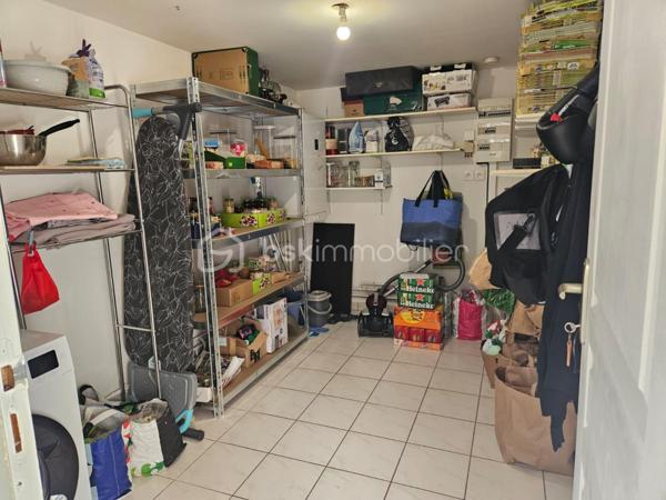 À DÉCOUVRIR – MAISON DE PLAIN-PIED LUMINEUSE DANS UN ENVIRONNEMENT CALME ET PRIVILÉGIÉ

Située sur la commune de TROUY BOURG, à proximité des ÉCOLES et des COMMERCES, cette MAISON DE PLAIN-PIED d’environ 100 m² vous séduira par son ENVIRONNEMENT PAISIBLE.

Implantée au bout d’un chemin, à l’écart de la route, la maison bénéficie d’un emplacement recherché, offrant CALME, INTIMITÉ et absence de nuisances. En saison d’automne et d’hiver, lorsque la végétation se fait plus discrète, vous pourrez profiter d’une VUE DÉGAGÉE SUR UN CHARMANT CHÂTEAU, apportant une véritable touche de caractère au lieu.

Dès l’entrée, vous découvrirez une agréable PIÈCE DE VIE OUVERTE D’ENVIRON 46 m², comprenant l’entrée, la cuisine, le salon et la salle à manger. Cet espace, baigné de lumière, offre un cadre CONVIVIAL et LUMINEUX, idéal pour les moments de partage.

La cuisine est actuellement équipée d’un simple MEUBLE ÉVIER AVEC ÉVIER, laissant toute liberté aux futurs acquéreurs de l’aménager selon leurs envies. Dans la continuité de la CUISINE, vous découvrirez un CELLIER D’ENVIRON 8 m², prolongé par un GARAGE D’ENVIRON 25 m², offrant un espace fonctionnel et pratique au quotidien.

La partie nuit se compose de 3 CHAMBRES D’ENVIRON 12 m², une SALLE DE BAIN ainsi que d'un WC SÉPARÉ. 

La maison est chauffée au GAZ DE VILLE et bénéficie de MENUISERIES EN PVC DOUBLE VITRAGE. Un CONDUIT DE CHEMINÉE est également présent, prêt à être exploité. L’assainissement est assuré par une FOSSE SEPTIQUE.

À l’extérieur, la parcelle d’environ 1100 m² offre un espace agréable, agrémenté de PLUSIEURS ARBRES FRUITIERS et d'une petite TERRASSE idéal pour profiter des beaux jours.

Une maison FONCTIONNELLE, LUMINEUSE et pleine de POTENTIEL, idéale pour un projet de vie au calme, tout en restant proche des commodités.

UN CADRE DE VIE PAISIBLE ET UN BIEN À PERSONNALISER SELON VOS ENVIES