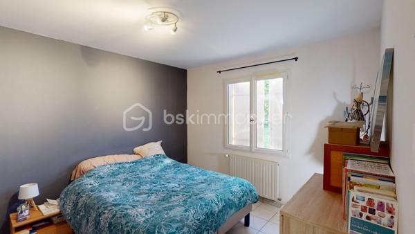 À DÉCOUVRIR – MAISON DE PLAIN-PIED LUMINEUSE DANS UN ENVIRONNEMENT CALME ET PRIVILÉGIÉ

Située sur la commune de TROUY BOURG, à proximité des ÉCOLES et des COMMERCES, cette MAISON DE PLAIN-PIED d’environ 100 m² vous séduira par son ENVIRONNEMENT PAISIBLE.

Implantée au bout d’un chemin, à l’écart de la route, la maison bénéficie d’un emplacement recherché, offrant CALME, INTIMITÉ et absence de nuisances. En saison d’automne et d’hiver, lorsque la végétation se fait plus discrète, vous pourrez profiter d’une VUE DÉGAGÉE SUR UN CHARMANT CHÂTEAU, apportant une véritable touche de caractère au lieu.

Dès l’entrée, vous découvrirez une agréable PIÈCE DE VIE OUVERTE D’ENVIRON 46 m², comprenant l’entrée, la cuisine, le salon et la salle à manger. Cet espace, baigné de lumière, offre un cadre CONVIVIAL et LUMINEUX, idéal pour les moments de partage.

La cuisine est actuellement équipée d’un simple MEUBLE ÉVIER AVEC ÉVIER, laissant toute liberté aux futurs acquéreurs de l’aménager selon leurs envies. Dans la continuité de la CUISINE, vous découvrirez un CELLIER D’ENVIRON 8 m², prolongé par un GARAGE D’ENVIRON 25 m², offrant un espace fonctionnel et pratique au quotidien.

La partie nuit se compose de 3 CHAMBRES D’ENVIRON 12 m², une SALLE DE BAIN ainsi que d'un WC SÉPARÉ. 

La maison est chauffée au GAZ DE VILLE et bénéficie de MENUISERIES EN PVC DOUBLE VITRAGE. Un CONDUIT DE CHEMINÉE est également présent, prêt à être exploité. L’assainissement est assuré par une FOSSE SEPTIQUE.

À l’extérieur, la parcelle d’environ 1100 m² offre un espace agréable, agrémenté de PLUSIEURS ARBRES FRUITIERS et d'une petite TERRASSE idéal pour profiter des beaux jours.

Une maison FONCTIONNELLE, LUMINEUSE et pleine de POTENTIEL, idéale pour un projet de vie au calme, tout en restant proche des commodités.

UN CADRE DE VIE PAISIBLE ET UN BIEN À PERSONNALISER SELON VOS ENVIES