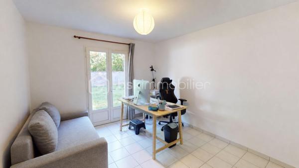 À DÉCOUVRIR – MAISON DE PLAIN-PIED LUMINEUSE DANS UN ENVIRONNEMENT CALME ET PRIVILÉGIÉ

Située sur la commune de TROUY BOURG, à proximité des ÉCOLES et des COMMERCES, cette MAISON DE PLAIN-PIED d’environ 100 m² vous séduira par son ENVIRONNEMENT PAISIBLE.

Implantée au bout d’un chemin, à l’écart de la route, la maison bénéficie d’un emplacement recherché, offrant CALME, INTIMITÉ et absence de nuisances. En saison d’automne et d’hiver, lorsque la végétation se fait plus discrète, vous pourrez profiter d’une VUE DÉGAGÉE SUR UN CHARMANT CHÂTEAU, apportant une véritable touche de caractère au lieu.

Dès l’entrée, vous découvrirez une agréable PIÈCE DE VIE OUVERTE D’ENVIRON 46 m², comprenant l’entrée, la cuisine, le salon et la salle à manger. Cet espace, baigné de lumière, offre un cadre CONVIVIAL et LUMINEUX, idéal pour les moments de partage.

La cuisine est actuellement équipée d’un simple MEUBLE ÉVIER AVEC ÉVIER, laissant toute liberté aux futurs acquéreurs de l’aménager selon leurs envies. Dans la continuité de la CUISINE, vous découvrirez un CELLIER D’ENVIRON 8 m², prolongé par un GARAGE D’ENVIRON 25 m², offrant un espace fonctionnel et pratique au quotidien.

La partie nuit se compose de 3 CHAMBRES D’ENVIRON 12 m², une SALLE DE BAIN ainsi que d'un WC SÉPARÉ. 

La maison est chauffée au GAZ DE VILLE et bénéficie de MENUISERIES EN PVC DOUBLE VITRAGE. Un CONDUIT DE CHEMINÉE est également présent, prêt à être exploité. L’assainissement est assuré par une FOSSE SEPTIQUE.

À l’extérieur, la parcelle d’environ 1100 m² offre un espace agréable, agrémenté de PLUSIEURS ARBRES FRUITIERS et d'une petite TERRASSE idéal pour profiter des beaux jours.

Une maison FONCTIONNELLE, LUMINEUSE et pleine de POTENTIEL, idéale pour un projet de vie au calme, tout en restant proche des commodités.

UN CADRE DE VIE PAISIBLE ET UN BIEN À PERSONNALISER SELON VOS ENVIES