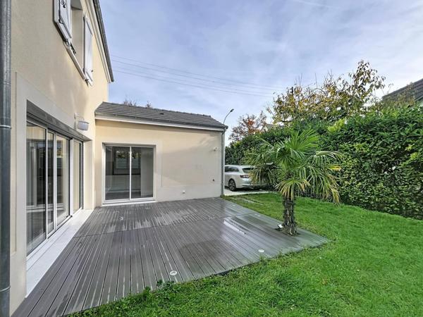 MAISON de 2017 à 15' de la gare RER/SNCF