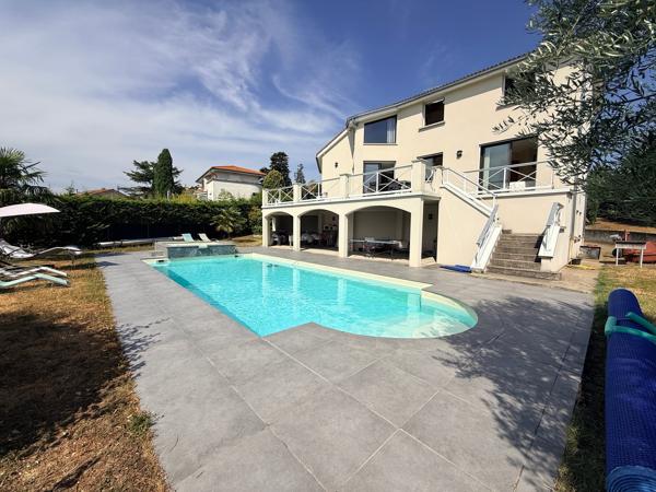 Maison
         5 pièces
        - 138 m² 490 000 € *