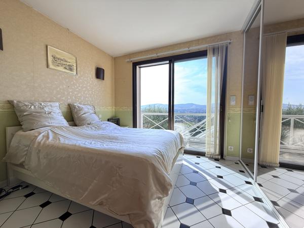 Maison
         5 pièces
        - 138 m² 490 000 € *