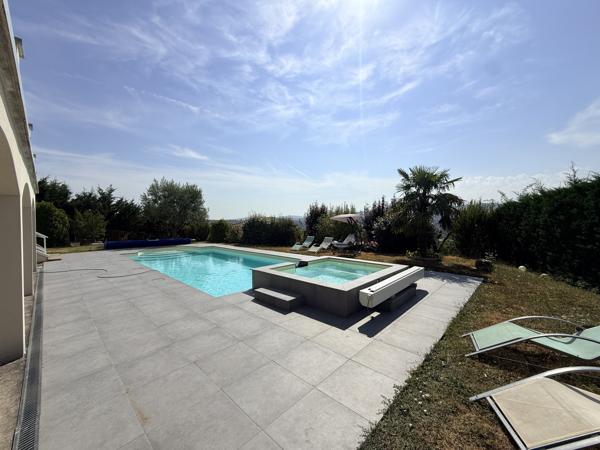 Maison
         5 pièces
        - 138 m² 490 000 € *