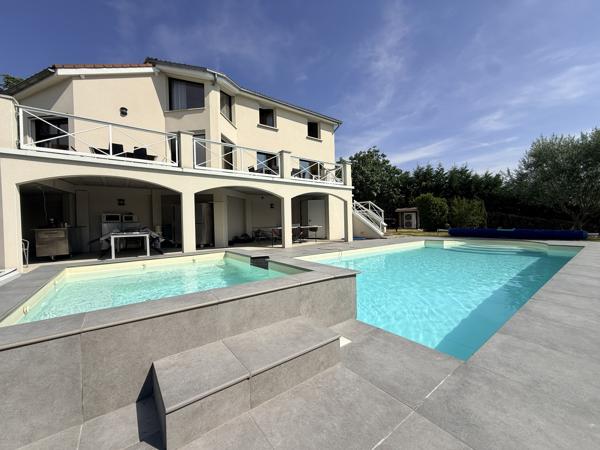 Maison
         5 pièces
        - 138 m² 490 000 € *