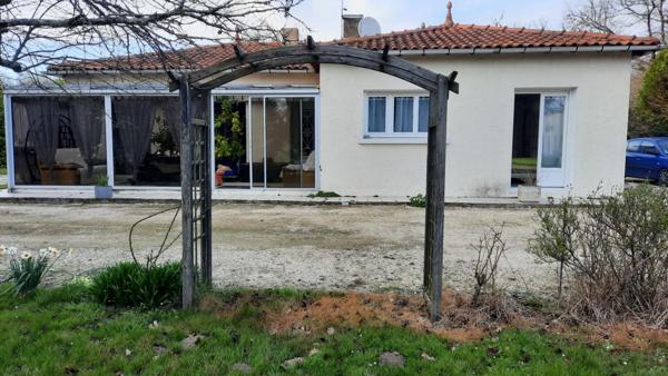 Maison de plain-pied 3 chambres, piscine et grand terrain