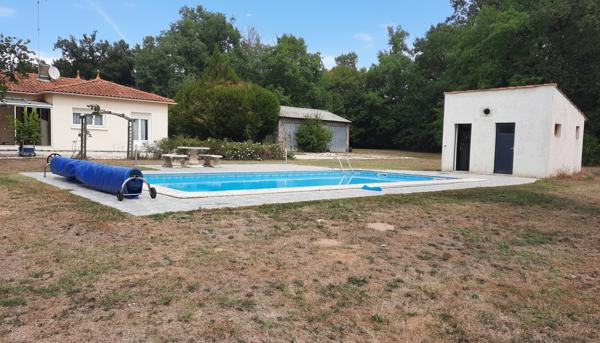 Maison de plain-pied 3 chambres, piscine et grand terrain