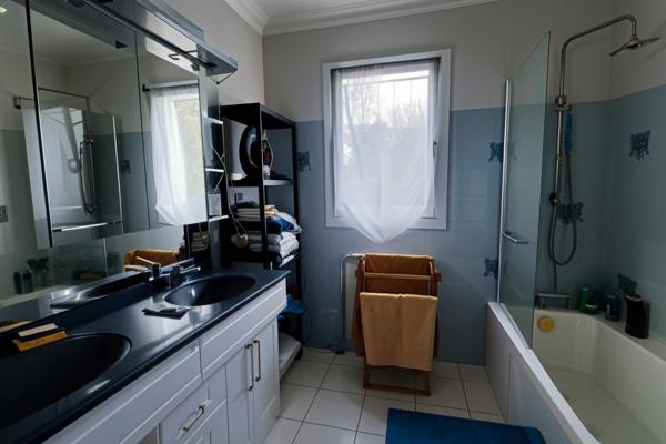 Maison de plain-pied 3 chambres, piscine et grand terrain