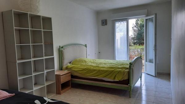 Maison de plain-pied 3 chambres, piscine et grand terrain