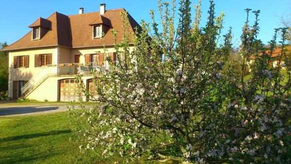 Maison charmante d'environ 130 m2 avec grand garage