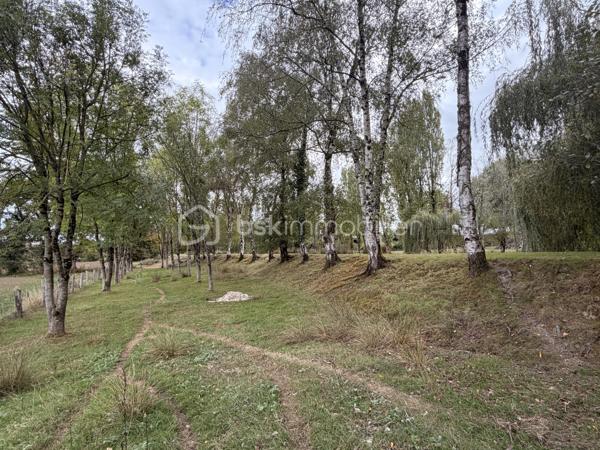 A la recherche d'un terrain de loisirs pour passer d'agréables moments en famille ou entre amis avec idéalement un terrain facile d'accès et une pièce d'eau très poissonneuse qui promet de belles journées de pêche ? J'ai peut-être ce que vous recherchez....
Située à 3min de PORT-BRILLET sur la commune de La Brulatte, vous pourrez profitez pleinement de ce petit havre de paix entièrement clôturé et parfaitement entretenu avec soin.  De nombreux arbres fruitiers ont été plantés et vous promettent de belles petites récoltes. Possibilité d'y mettre des moutons ou autres si vous le souhaitez.
Si le terrain de loisirs n'est pas aujourd'hui raccordé à l'électricité, vous aurez la possibilité si vous le souhaitez d'installer des panneaux solaires pour votre autoconsommation, le terrain est raccordé à l'eau potable. 
Et pour y passer de longs moments de détente, des toilettes sèches ont été installés. 
Alors conquis par ce terrain de loisirs ? Ne tardez pas, appelez-moi !