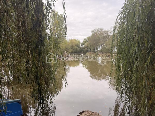 A la recherche d'un terrain de loisirs pour passer d'agréables moments en famille ou entre amis avec idéalement un terrain facile d'accès et une pièce d'eau très poissonneuse qui promet de belles journées de pêche ? J'ai peut-être ce que vous recherchez....
Située à 3min de PORT-BRILLET sur la commune de La Brulatte, vous pourrez profitez pleinement de ce petit havre de paix entièrement clôturé et parfaitement entretenu avec soin.  De nombreux arbres fruitiers ont été plantés et vous promettent de belles petites récoltes. Possibilité d'y mettre des moutons ou autres si vous le souhaitez.
Si le terrain de loisirs n'est pas aujourd'hui raccordé à l'électricité, vous aurez la possibilité si vous le souhaitez d'installer des panneaux solaires pour votre autoconsommation, le terrain est raccordé à l'eau potable. 
Et pour y passer de longs moments de détente, des toilettes sèches ont été installés. 
Alors conquis par ce terrain de loisirs ? Ne tardez pas, appelez-moi !