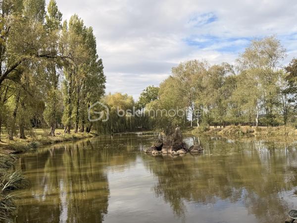 A la recherche d'un terrain de loisirs pour passer d'agréables moments en famille ou entre amis avec idéalement un terrain facile d'accès et une pièce d'eau très poissonneuse qui promet de belles journées de pêche ? J'ai peut-être ce que vous recherchez....
Située à 3min de PORT-BRILLET sur la commune de La Brulatte, vous pourrez profitez pleinement de ce petit havre de paix entièrement clôturé et parfaitement entretenu avec soin.  De nombreux arbres fruitiers ont été plantés et vous promettent de belles petites récoltes. Possibilité d'y mettre des moutons ou autres si vous le souhaitez.
Si le terrain de loisirs n'est pas aujourd'hui raccordé à l'électricité, vous aurez la possibilité si vous le souhaitez d'installer des panneaux solaires pour votre autoconsommation, le terrain est raccordé à l'eau potable. 
Et pour y passer de longs moments de détente, des toilettes sèches ont été installés. 
Alors conquis par ce terrain de loisirs ? Ne tardez pas, appelez-moi !