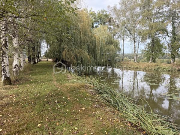 A la recherche d'un terrain de loisirs pour passer d'agréables moments en famille ou entre amis avec idéalement un terrain facile d'accès et une pièce d'eau très poissonneuse qui promet de belles journées de pêche ? J'ai peut-être ce que vous recherchez....
Située à 3min de PORT-BRILLET sur la commune de La Brulatte, vous pourrez profitez pleinement de ce petit havre de paix entièrement clôturé et parfaitement entretenu avec soin.  De nombreux arbres fruitiers ont été plantés et vous promettent de belles petites récoltes. Possibilité d'y mettre des moutons ou autres si vous le souhaitez.
Si le terrain de loisirs n'est pas aujourd'hui raccordé à l'électricité, vous aurez la possibilité si vous le souhaitez d'installer des panneaux solaires pour votre autoconsommation, le terrain est raccordé à l'eau potable. 
Et pour y passer de longs moments de détente, des toilettes sèches ont été installés. 
Alors conquis par ce terrain de loisirs ? Ne tardez pas, appelez-moi !