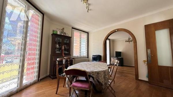 Bâtiment mixte d'habitation et d'activité professionnelle.