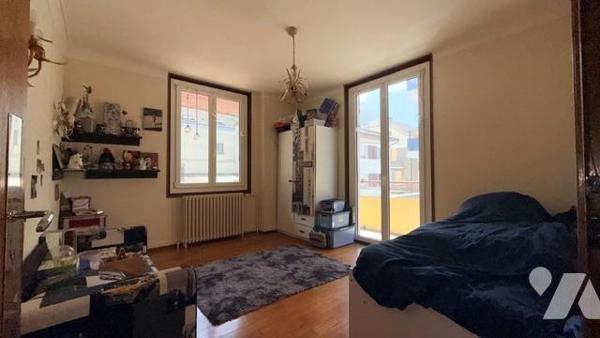 Bâtiment mixte d'habitation et d'activité professionnelle.