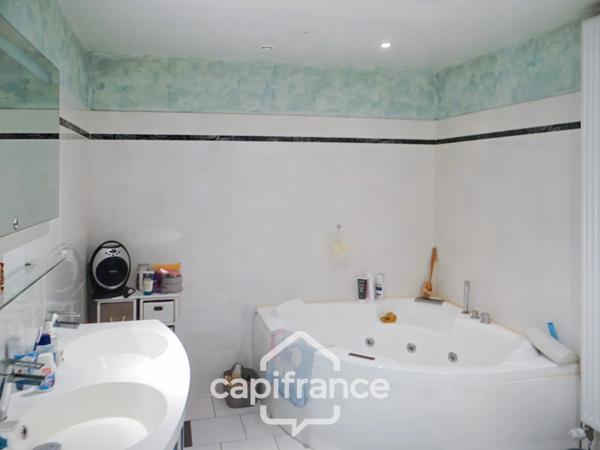 Maison à vendre 5 pièces plus grange avec terrain de 2620 m2 LAPEYROUSE (63)