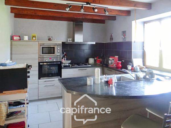 Maison à vendre 5 pièces plus grange avec terrain de 2620 m2 LAPEYROUSE (63)