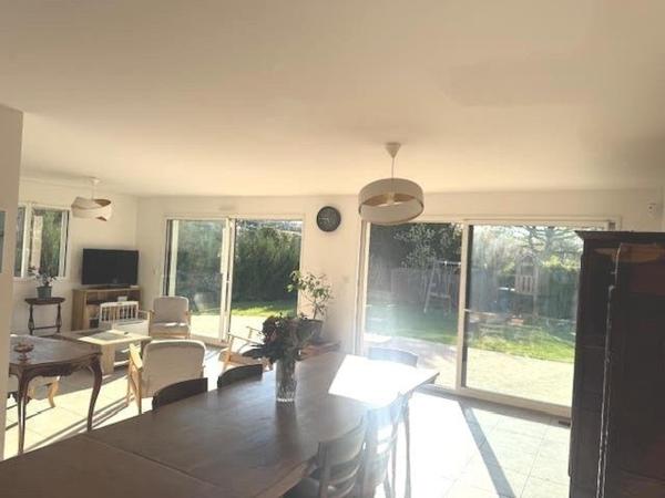 Maison moderne familiale, calme, aucun travaux.