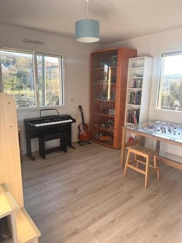 Maison moderne familiale, calme, aucun travaux.