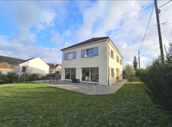 Maison moderne familiale, calme, aucun travaux.