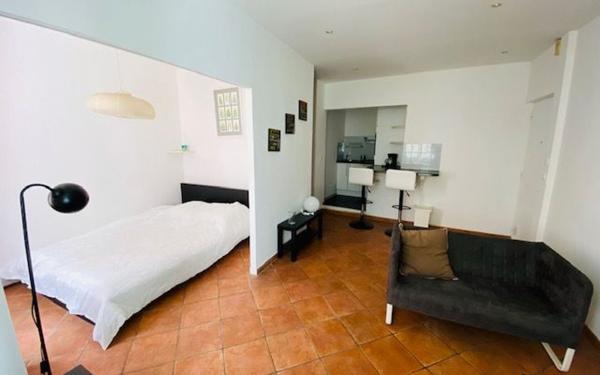 Appartement à vendre    2 pièces • 31,73 m2 Marseille 8