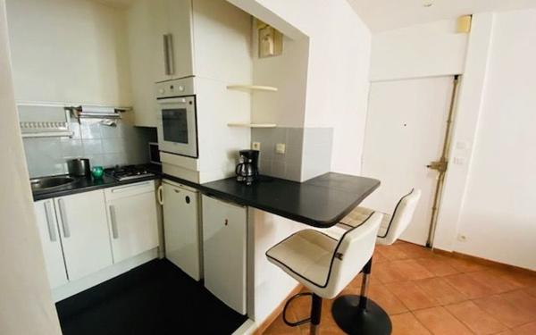 Appartement à vendre    2 pièces • 31,73 m2 Marseille 8