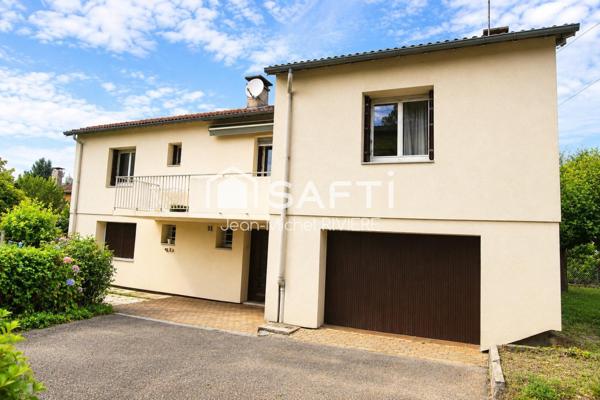 Je vous invite à venir découvrir cette maison familiale de 147 m2 habitable, située sur la commune prisée de Caluire-et-Cuire.