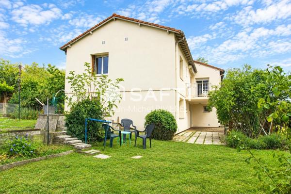 Je vous invite à venir découvrir cette maison familiale de 147 m2 habitable, située sur la commune prisée de Caluire-et-Cuire.