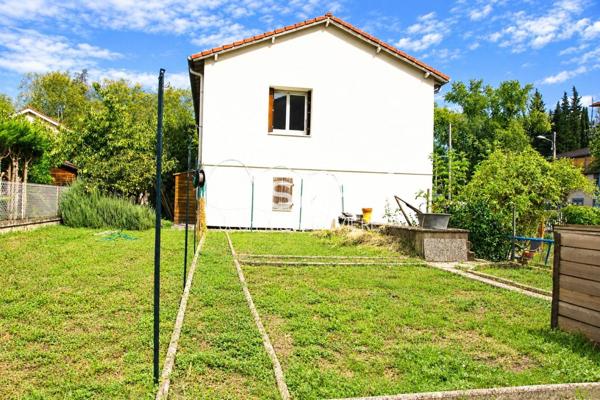 Je vous invite à venir découvrir cette maison familiale de 147 m2 habitable, située sur la commune prisée de Caluire-et-Cuire.