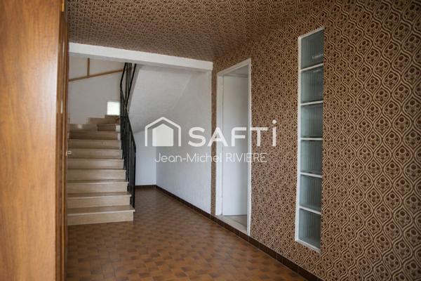 Je vous invite à venir découvrir cette maison familiale de 147 m2 habitable, située sur la commune prisée de Caluire-et-Cuire.