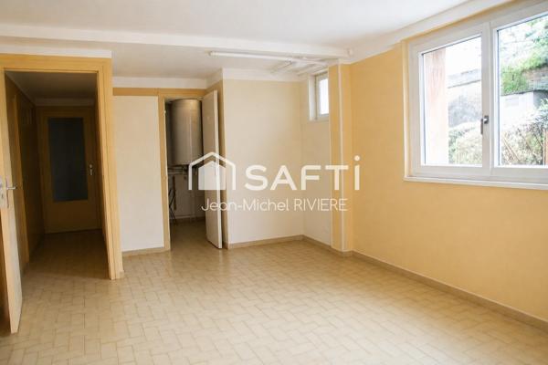 Je vous invite à venir découvrir cette maison familiale de 147 m2 habitable, située sur la commune prisée de Caluire-et-Cuire.