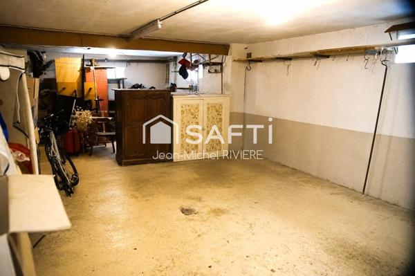 Je vous invite à venir découvrir cette maison familiale de 147 m2 habitable, située sur la commune prisée de Caluire-et-Cuire.