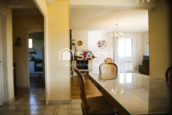 Je vous invite à venir découvrir cette maison familiale de 147 m2 habitable, située sur la commune prisée de Caluire-et-Cuire.