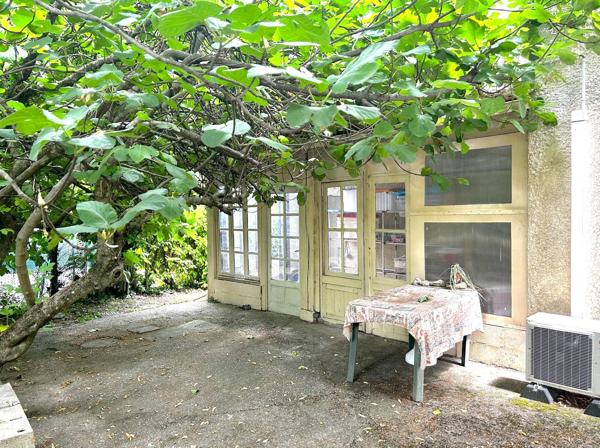 Maison avec atelier spacieux.