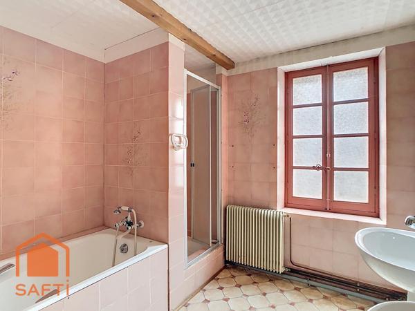 Maison avec atelier spacieux.