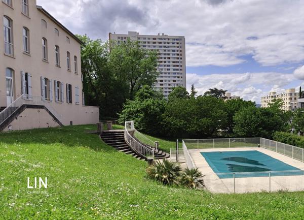 Appartement
         3 pièces
        - 65 m² 215 000 € *