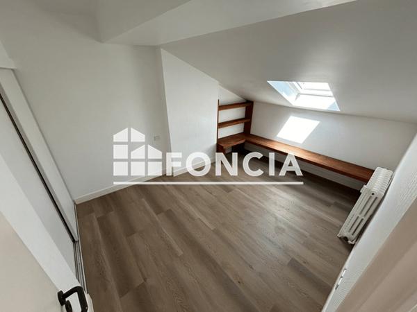 Location Appartement 2 pièces 32 m² - 21 RUE DE LA CATHEDRALE Poitiers 86000