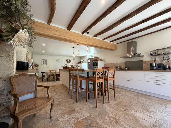 Charmante maison ancienne en pierre à Chancelade - Un havre de paix à saisir !