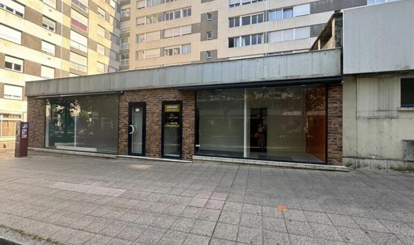 A LOUER : LOCAL COMMERCIAL DE 61,23 M² ET DEUX STATIONNEMENTS AERIENS - AVENUE DU GÉNERAL DE GAULLE