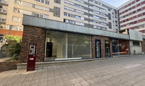 A LOUER : LOCAL COMMERCIAL DE 61,23 M² ET DEUX STATIONNEMENTS AERIENS - AVENUE DU GÉNERAL DE GAULLE