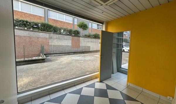 A LOUER : LOCAL COMMERCIAL DE 61,23 M² ET DEUX STATIONNEMENTS AERIENS - AVENUE DU GÉNERAL DE GAULLE