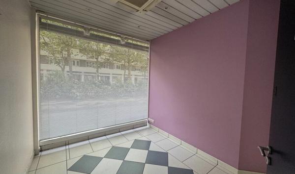 A LOUER : LOCAL COMMERCIAL DE 61,23 M² ET DEUX STATIONNEMENTS AERIENS - AVENUE DU GÉNERAL DE GAULLE