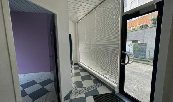 A LOUER : LOCAL COMMERCIAL DE 61,23 M² ET DEUX STATIONNEMENTS AERIENS - AVENUE DU GÉNERAL DE GAULLE