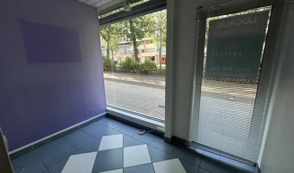 A LOUER : LOCAL COMMERCIAL DE 61,23 M² ET DEUX STATIONNEMENTS AERIENS - AVENUE DU GÉNERAL DE GAULLE