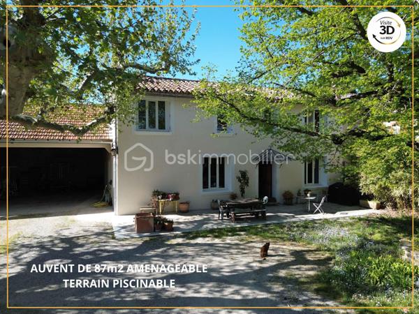 Maison idéale pour une famille, ou pour un projet de développement d'activité nécessitant la présence d'un grand espace couvert.

Derrière sa façade pleine de charme, cette maison séduit par ses volumes généreux, son authenticité et son atmosphère chaleureuse. Elle développe une partie principale idéale pour une vie de famille, avec de beaux espaces de vie, une grande cuisine conviviale avec îlot central, plusieurs chambres, une salle d’eau rénovée et de nombreux espaces annexes pratiques.

Le bien comprend également une dépendance / partie annexe, accessible soit depuis l’extérieur, soit directement depuis l’intérieur de la maison, ce qui lui donne une vraie souplesse d’usage. Cet espace complète harmonieusement l’ensemble avec une cuisine, une pièce de vie et une grande chambre sous poutres, pleine de charme et de caractère.

Cette configuration permet d’envisager différents projets selon les besoins : espace pour recevoir, lieu de vie indépendant pour un proche, partie complémentaire pour une grande famille, ou encore espace distinct pour une activité ou un usage mixte.

À l’extérieur, vous profiterez d’un jardin arboré, intime et plein de charme, propice aux repas d’été, aux moments en famille ou à la détente. 

Un grand auvent de 87m2 complète l’ensemble et constitue un véritable atout pour le stationnement, le stockage, un atelier ou tout autre projet nécessitant de beaux volumes (espace piscine/jacuzzi).

Un bien rare, chaleureux et plein de personnalité, qui offre à la fois le charme de l’ancien, de beaux volumes et une organisation particulièrement intéressante grâce à sa partie annexe.

La surface totale d'usage est d’environ 195 m², incluant une partie annexe. À titre de précision, le DPE a été établi sur une surface de référence de 157,62 m².

Vous souhaitez découvrir cette maison mais vous habitez loin ?
Éléonore vous propose, dans un premier temps, un rendez-vous de présentation à distance grâce à la visite virtuelle 3D.
Bien entendu, rien ne remplace une visite sur place pour ressentir pleinement l’atmosphère et le charme des lieux.
N’hésitez pas à la contacter pour toute question !