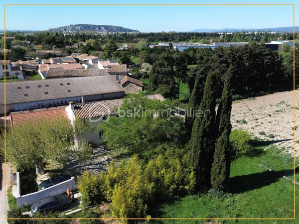 Maison idéale pour une famille, ou pour un projet de développement d'activité nécessitant la présence d'un grand espace couvert.

Derrière sa façade pleine de charme, cette maison séduit par ses volumes généreux, son authenticité et son atmosphère chaleureuse. Elle développe une partie principale idéale pour une vie de famille, avec de beaux espaces de vie, une grande cuisine conviviale avec îlot central, plusieurs chambres, une salle d’eau rénovée et de nombreux espaces annexes pratiques.

Le bien comprend également une dépendance / partie annexe, accessible soit depuis l’extérieur, soit directement depuis l’intérieur de la maison, ce qui lui donne une vraie souplesse d’usage. Cet espace complète harmonieusement l’ensemble avec une cuisine, une pièce de vie et une grande chambre sous poutres, pleine de charme et de caractère.

Cette configuration permet d’envisager différents projets selon les besoins : espace pour recevoir, lieu de vie indépendant pour un proche, partie complémentaire pour une grande famille, ou encore espace distinct pour une activité ou un usage mixte.

À l’extérieur, vous profiterez d’un jardin arboré, intime et plein de charme, propice aux repas d’été, aux moments en famille ou à la détente. 

Un grand auvent de 87m2 complète l’ensemble et constitue un véritable atout pour le stationnement, le stockage, un atelier ou tout autre projet nécessitant de beaux volumes (espace piscine/jacuzzi).

Un bien rare, chaleureux et plein de personnalité, qui offre à la fois le charme de l’ancien, de beaux volumes et une organisation particulièrement intéressante grâce à sa partie annexe.

La surface totale d'usage est d’environ 195 m², incluant une partie annexe. À titre de précision, le DPE a été établi sur une surface de référence de 157,62 m².

Vous souhaitez découvrir cette maison mais vous habitez loin ?
Éléonore vous propose, dans un premier temps, un rendez-vous de présentation à distance grâce à la visite virtuelle 3D.
Bien entendu, rien ne remplace une visite sur place pour ressentir pleinement l’atmosphère et le charme des lieux.
N’hésitez pas à la contacter pour toute question !