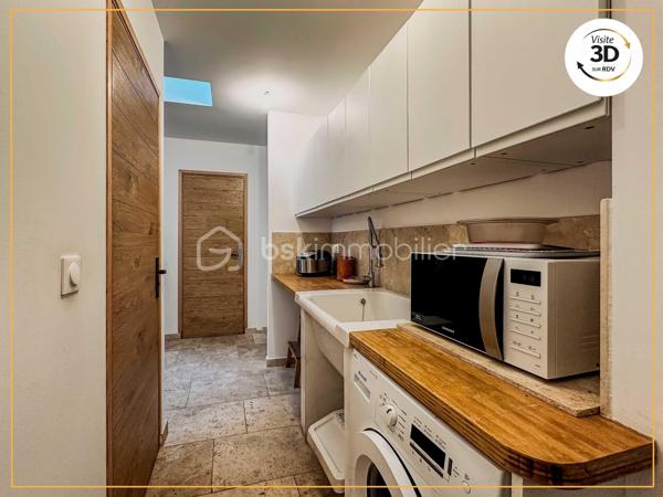 Maison idéale pour une famille, ou pour un projet de développement d'activité nécessitant la présence d'un grand espace couvert.

Derrière sa façade pleine de charme, cette maison séduit par ses volumes généreux, son authenticité et son atmosphère chaleureuse. Elle développe une partie principale idéale pour une vie de famille, avec de beaux espaces de vie, une grande cuisine conviviale avec îlot central, plusieurs chambres, une salle d’eau rénovée et de nombreux espaces annexes pratiques.

Le bien comprend également une dépendance / partie annexe, accessible soit depuis l’extérieur, soit directement depuis l’intérieur de la maison, ce qui lui donne une vraie souplesse d’usage. Cet espace complète harmonieusement l’ensemble avec une cuisine, une pièce de vie et une grande chambre sous poutres, pleine de charme et de caractère.

Cette configuration permet d’envisager différents projets selon les besoins : espace pour recevoir, lieu de vie indépendant pour un proche, partie complémentaire pour une grande famille, ou encore espace distinct pour une activité ou un usage mixte.

À l’extérieur, vous profiterez d’un jardin arboré, intime et plein de charme, propice aux repas d’été, aux moments en famille ou à la détente. 

Un grand auvent de 87m2 complète l’ensemble et constitue un véritable atout pour le stationnement, le stockage, un atelier ou tout autre projet nécessitant de beaux volumes (espace piscine/jacuzzi).

Un bien rare, chaleureux et plein de personnalité, qui offre à la fois le charme de l’ancien, de beaux volumes et une organisation particulièrement intéressante grâce à sa partie annexe.

La surface totale d'usage est d’environ 195 m², incluant une partie annexe. À titre de précision, le DPE a été établi sur une surface de référence de 157,62 m².

Vous souhaitez découvrir cette maison mais vous habitez loin ?
Éléonore vous propose, dans un premier temps, un rendez-vous de présentation à distance grâce à la visite virtuelle 3D.
Bien entendu, rien ne remplace une visite sur place pour ressentir pleinement l’atmosphère et le charme des lieux.
N’hésitez pas à la contacter pour toute question !