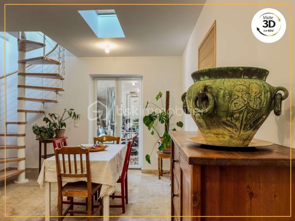 Maison idéale pour une famille, ou pour un projet de développement d'activité nécessitant la présence d'un grand espace couvert.

Derrière sa façade pleine de charme, cette maison séduit par ses volumes généreux, son authenticité et son atmosphère chaleureuse. Elle développe une partie principale idéale pour une vie de famille, avec de beaux espaces de vie, une grande cuisine conviviale avec îlot central, plusieurs chambres, une salle d’eau rénovée et de nombreux espaces annexes pratiques.

Le bien comprend également une dépendance / partie annexe, accessible soit depuis l’extérieur, soit directement depuis l’intérieur de la maison, ce qui lui donne une vraie souplesse d’usage. Cet espace complète harmonieusement l’ensemble avec une cuisine, une pièce de vie et une grande chambre sous poutres, pleine de charme et de caractère.

Cette configuration permet d’envisager différents projets selon les besoins : espace pour recevoir, lieu de vie indépendant pour un proche, partie complémentaire pour une grande famille, ou encore espace distinct pour une activité ou un usage mixte.

À l’extérieur, vous profiterez d’un jardin arboré, intime et plein de charme, propice aux repas d’été, aux moments en famille ou à la détente. 

Un grand auvent de 87m2 complète l’ensemble et constitue un véritable atout pour le stationnement, le stockage, un atelier ou tout autre projet nécessitant de beaux volumes (espace piscine/jacuzzi).

Un bien rare, chaleureux et plein de personnalité, qui offre à la fois le charme de l’ancien, de beaux volumes et une organisation particulièrement intéressante grâce à sa partie annexe.

La surface totale d'usage est d’environ 195 m², incluant une partie annexe. À titre de précision, le DPE a été établi sur une surface de référence de 157,62 m².

Vous souhaitez découvrir cette maison mais vous habitez loin ?
Éléonore vous propose, dans un premier temps, un rendez-vous de présentation à distance grâce à la visite virtuelle 3D.
Bien entendu, rien ne remplace une visite sur place pour ressentir pleinement l’atmosphère et le charme des lieux.
N’hésitez pas à la contacter pour toute question !