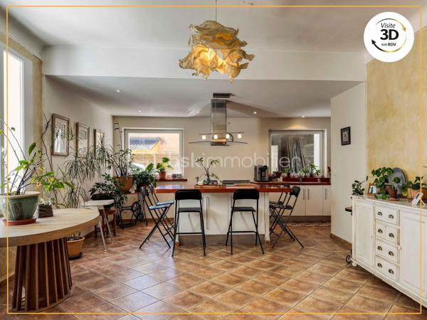Maison idéale pour une famille, ou pour un projet de développement d'activité nécessitant la présence d'un grand espace couvert.

Derrière sa façade pleine de charme, cette maison séduit par ses volumes généreux, son authenticité et son atmosphère chaleureuse. Elle développe une partie principale idéale pour une vie de famille, avec de beaux espaces de vie, une grande cuisine conviviale avec îlot central, plusieurs chambres, une salle d’eau rénovée et de nombreux espaces annexes pratiques.

Le bien comprend également une dépendance / partie annexe, accessible soit depuis l’extérieur, soit directement depuis l’intérieur de la maison, ce qui lui donne une vraie souplesse d’usage. Cet espace complète harmonieusement l’ensemble avec une cuisine, une pièce de vie et une grande chambre sous poutres, pleine de charme et de caractère.

Cette configuration permet d’envisager différents projets selon les besoins : espace pour recevoir, lieu de vie indépendant pour un proche, partie complémentaire pour une grande famille, ou encore espace distinct pour une activité ou un usage mixte.

À l’extérieur, vous profiterez d’un jardin arboré, intime et plein de charme, propice aux repas d’été, aux moments en famille ou à la détente. 

Un grand auvent de 87m2 complète l’ensemble et constitue un véritable atout pour le stationnement, le stockage, un atelier ou tout autre projet nécessitant de beaux volumes (espace piscine/jacuzzi).

Un bien rare, chaleureux et plein de personnalité, qui offre à la fois le charme de l’ancien, de beaux volumes et une organisation particulièrement intéressante grâce à sa partie annexe.

La surface totale d'usage est d’environ 195 m², incluant une partie annexe. À titre de précision, le DPE a été établi sur une surface de référence de 157,62 m².

Vous souhaitez découvrir cette maison mais vous habitez loin ?
Éléonore vous propose, dans un premier temps, un rendez-vous de présentation à distance grâce à la visite virtuelle 3D.
Bien entendu, rien ne remplace une visite sur place pour ressentir pleinement l’atmosphère et le charme des lieux.
N’hésitez pas à la contacter pour toute question !